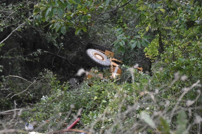 Tragedia sulla strada per Monte Ceppo: morti due operai, stavano lavorando su una ruspa per liberare le strade dal fango (Foto e Video) Tragedia sulla strada per Monte Ceppo: morti due operai, stavano lavorando su una ruspa per liberare le strade dal fango (Foto e Video)