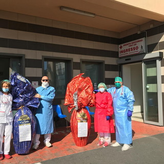 Coronavirus: Pasqua di solidarietà all’ospedale di Sanremo, dipendenti Carrefour regalano uova e colombe (foto e video)