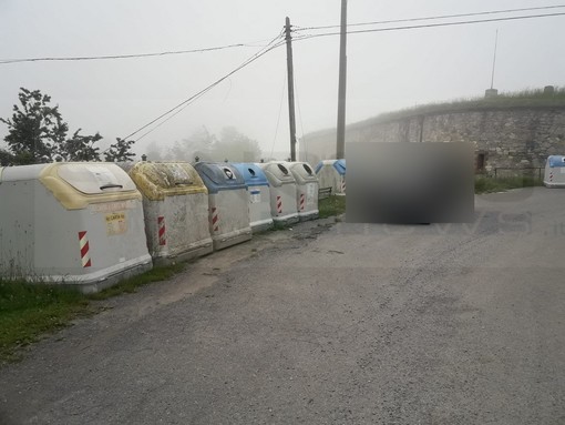 Colle di Nava: cassonetti pieni di immondizia abbandonati nella zona del forte Bellerasco (Foto)