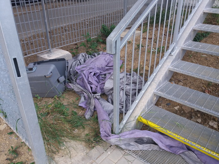Imperia: lettore interviene nuovamente per sottolineare lo stato di degrado alla nuova stazione (Foto)