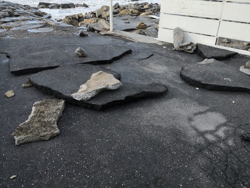 Maltempo: ripartiti sul territorio gli 8 milioni per le difese della costa, ad Imperia 2,5 mln per la diga foranea Maltempo: ripartiti sul territorio gli 8 milioni per le difese della costa, ad Imperia 2,5 mln per la diga foranea