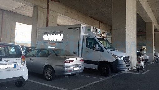 Imperia, parcheggi sempre occupati alla stazione ferroviaria: esposto in Comune dei pendolari (foto)