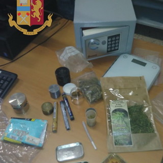 Imperia: sorpreso in auto dalla Polizia con 90 grammi di marijuana, 28enne denunciato dalla Polizia Imperia: sorpreso in auto dalla Polizia con 90 grammi di marijuana, 28enne denunciato dalla Polizia