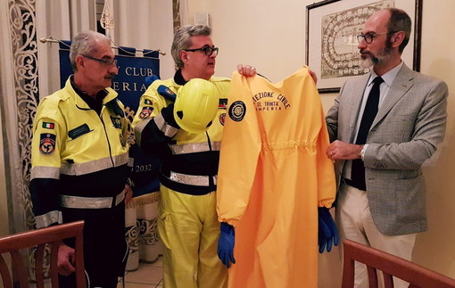 Il Rotary Imperia dona alla SS Trinità una tuta per gli interventi contro la 'Vespa Velutina' (Foto) Il Rotary Imperia dona alla SS Trinità una tuta per gli interventi contro la 'Vespa Velutina' (Foto)
