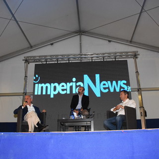 Elezioni comunali a Imperia: un tifo da stadio ha accompagnato il dibattito a Ineja organizzato da Imperia News (foto e video)