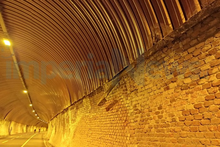 San Lorenzo al Mare: pezzi di lamiera si staccano dalla galleria della ciclabile, serve un intervento (Foto)