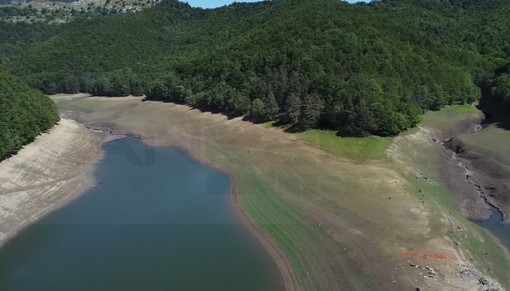 Un emblema della siccità, la diga di Tenarda in sofferenza