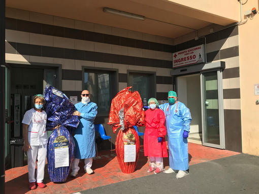 Coronavirus: Pasqua di solidarietà all’ospedale di Sanremo, dipendenti Carrefour regalano uova e colombe (foto e video)