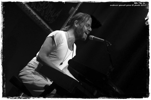 Concerto di Damiano della Torre sulla 'Passeggiata degli Innamorati’ ad Imperia Concerto di Damiano della Torre sulla 'Passeggiata degli Innamorati’ ad Imperia