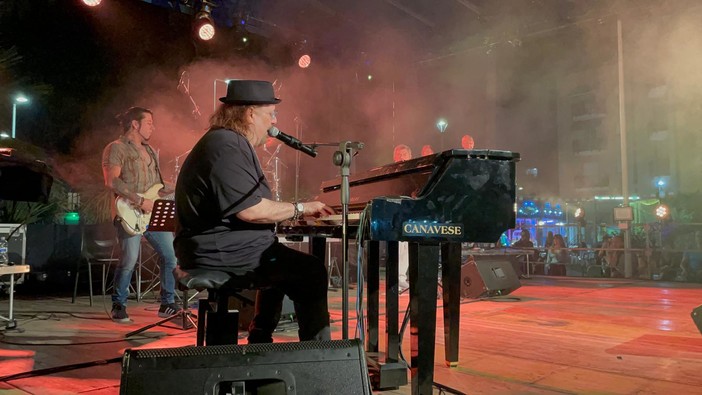 Danilo Amerio incanta San Bartolomeo al mare per la partenza del tour Danilo Amerio incanta San Bartolomeo al mare per la partenza del tour