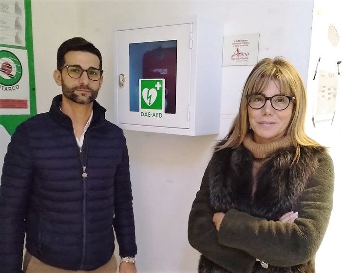 Grazie a Giovanna Ardoino un defibrillatore per la palestra comunale, Salerno: "Sensiblità e amore per il paese" Grazie a Giovanna Ardoino un defibrillatore per la palestra comunale, Salerno: "Sensiblità e amore per il paese"