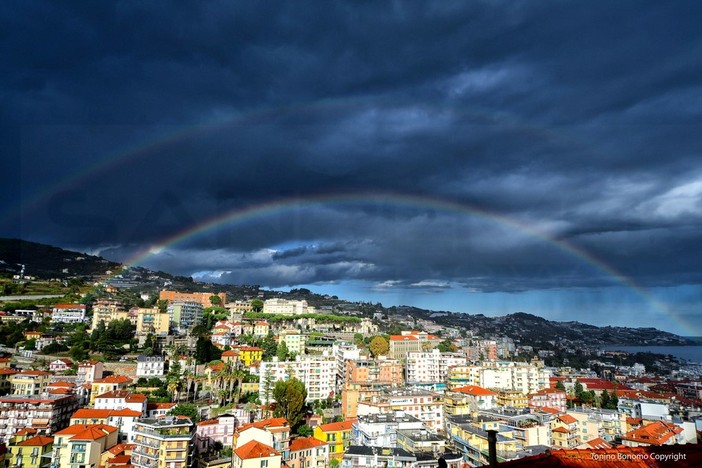 Sanremo: dopo il temporale e i diversi acquazzoni nel cielo matuziano ecco un doppio arcobaleno (Foto)