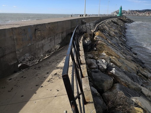 Imperia: crolla il molo lungo di Oneglia, la Capitaneria di Porto ordina la chiusura dell'area