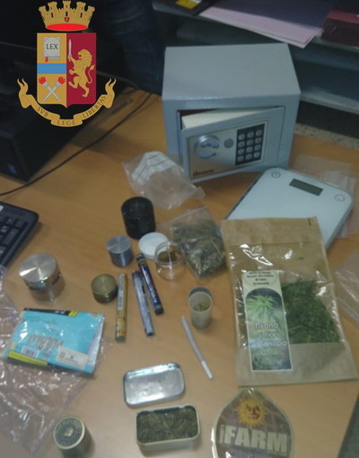 Imperia: sorpreso in auto dalla Polizia con 90 grammi di marijuana, 28enne denunciato dalla Polizia Imperia: sorpreso in auto dalla Polizia con 90 grammi di marijuana, 28enne denunciato dalla Polizia