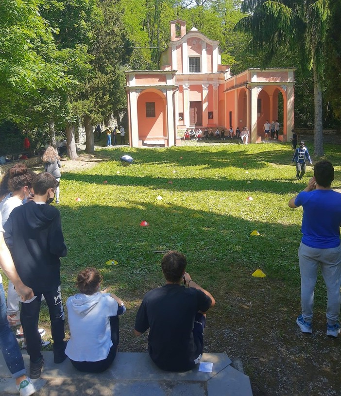 Studenti di Pieve di Teco al concorso 'Dalla costa all'entroterra - Andiamo oltre' Studenti di Pieve di Teco al concorso 'Dalla costa all'entroterra - Andiamo oltre'