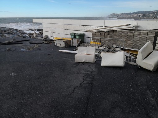 La Giunta regionale delibera la richiesta di 'Stato di Emergenza': verranno chiesti fondi straordinari per Enti locali e imprese La Giunta regionale delibera la richiesta di 'Stato di Emergenza': verranno chiesti fondi straordinari per Enti locali e imprese