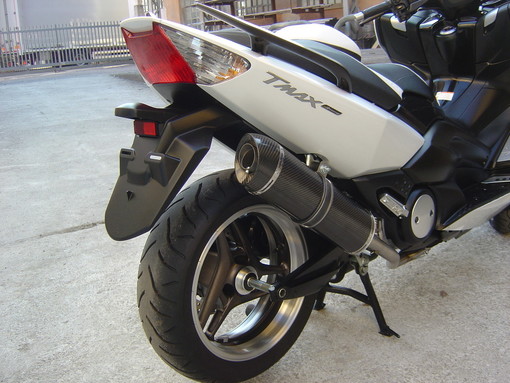 Sistemi di scarico aftermarket per Yamaha T-Max 500: caratteristiche e vantaggi