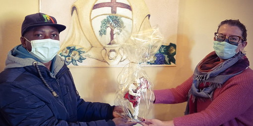Dolcedo: una statua artigianale in argilla donata dalla cooperativa Jobel al Comune (Foto)