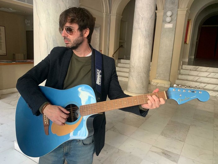 Eugenio Ripepi canta Biattato nel Foyer del Teatro Cavour di Imperia