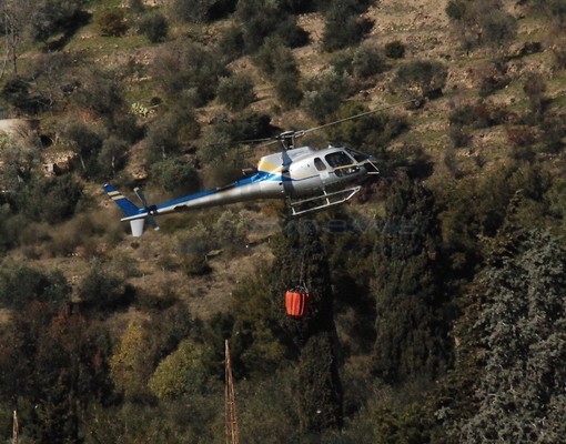 Incendio in un terreno a Montegrazie: interviene anche l'elicottero per spegnere le fiamme