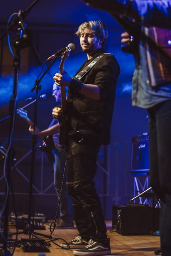 Eugenio Ripepi canta Gianna Nannini nel Foyer del Teatro Cavour di Imperia