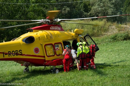 Cade in mountain bike dopo un salto su un sentiero, escursionista soccorsa da Grifo