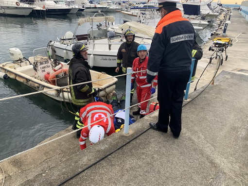 Diano Marina: esercitazione antincendio questa mattina al porticciolo con Guardia Costiera, 118, Vvf, Cc e Municipale (Foto) Diano Marina: esercitazione antincendio questa mattina al porticciolo con Guardia Costiera, 118, Vvf, Cc e Municipale (Foto)