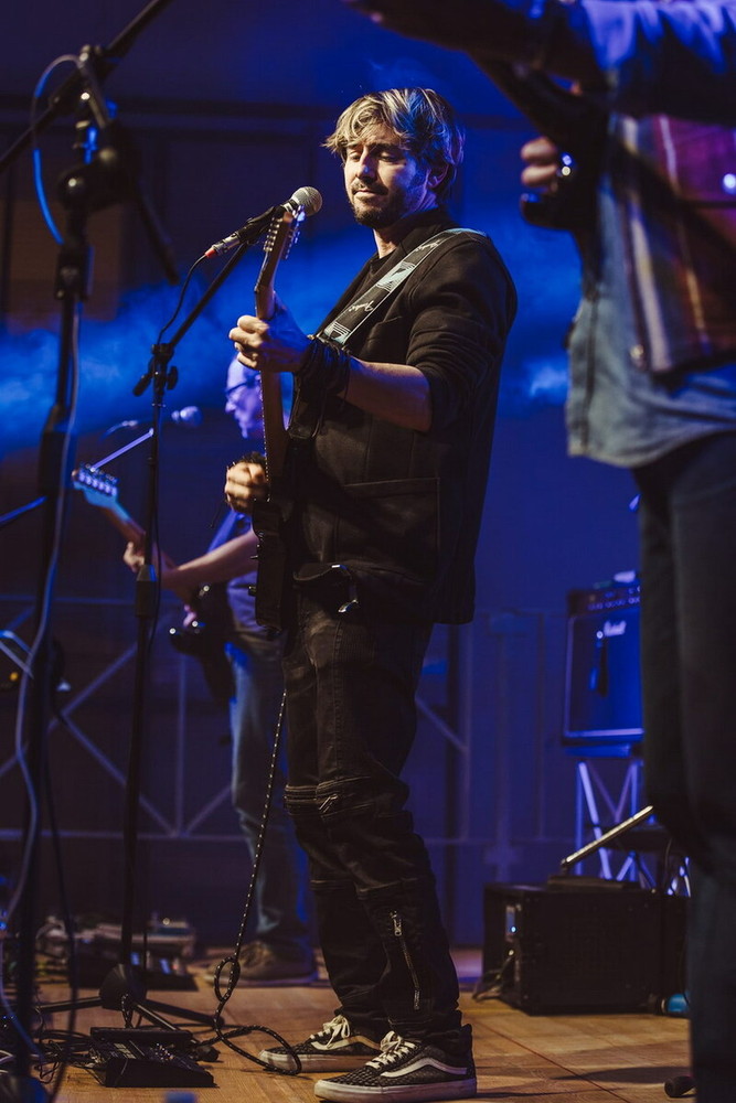 Eugenio Ripepi canta Gianna Nannini nel Foyer del Teatro Cavour di Imperia