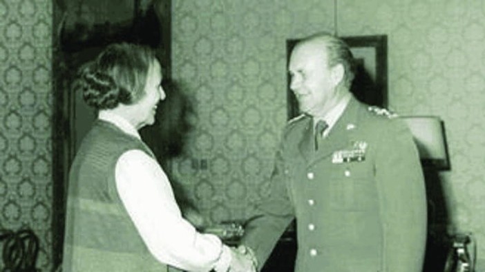 ACCADDE OGGI, 23 LUGLIO 1978. Il generale Rambaldi riceve targa d’argento dalla città dopo la promozione ai massimi vertici militari italiani ACCADDE OGGI, 23 LUGLIO 1978. Il generale Rambaldi riceve targa d’argento dalla città dopo la promozione ai massimi vertici militari italiani