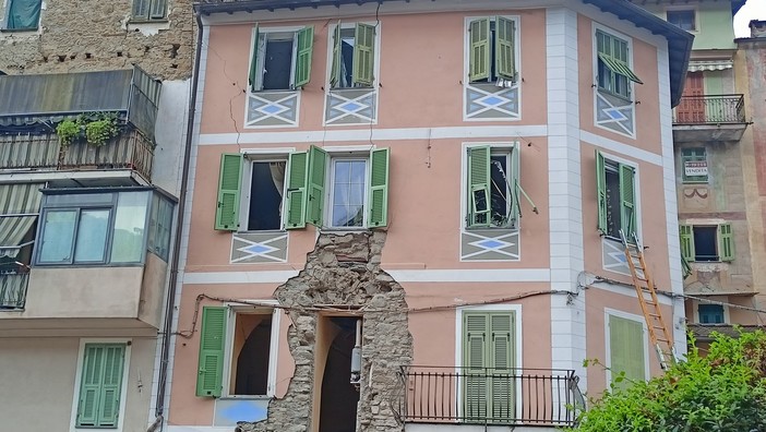 Esplosione a Soldano, sempre in pericolo di vita i due ragazzi ricoverati a Villa Scassi