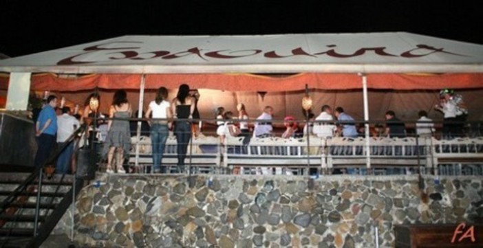 Brutale aggressione fuori dalla discoteca: tre arresti per il tentato omicidio di un giovane Brutale aggressione fuori dalla discoteca: tre arresti per il tentato omicidio di un giovane