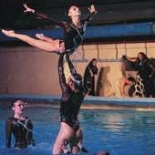 Imperia, alla Cascione arriva “Eumenidi in piscina”: teatro e nuoto artistico in uno spettacolo unico
