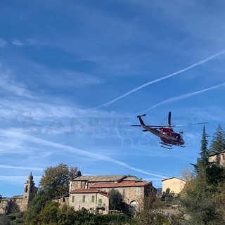 Cipressa: escursionista 63enne cade in una zona impervia, trasportata in elicottero al Santa Corona