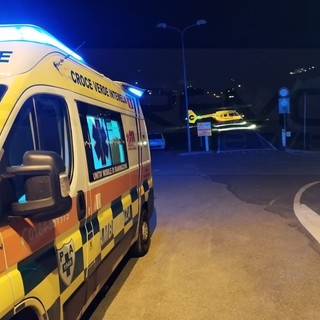 Drammatico incidente nella notte, scooter incastrato sotto un pullman: muore un giovane
