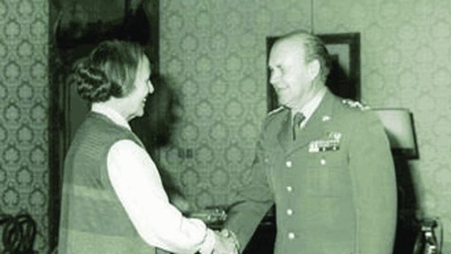 ACCADDE OGGI, 23 LUGLIO 1978. Il generale Rambaldi riceve targa d’argento dalla città dopo la promozione ai massimi vertici militari italiani