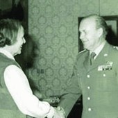 ACCADDE OGGI, 23 LUGLIO 1978. Il generale Rambaldi riceve targa d’argento dalla città dopo la promozione ai massimi vertici militari italiani ACCADDE OGGI, 23 LUGLIO 1978. Il generale Rambaldi riceve targa d’argento dalla città dopo la promozione ai massimi vertici militari italiani