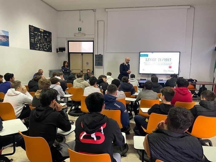 La questura di Imperia prosegue con il progetto “Educazione alla legalità” nelle scuole La questura di Imperia prosegue con il progetto “Educazione alla legalità” nelle scuole