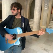 Eugenio Ripepi canta Biattato nel Foyer del Teatro Cavour di Imperia