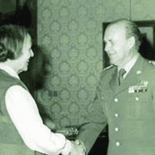 ACCADDE OGGI, 23 LUGLIO 1978. Il generale Rambaldi riceve targa d’argento dalla città dopo la promozione ai massimi vertici militari italiani