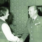 ACCADDE OGGI, 23 LUGLIO 1978. Il generale Rambaldi riceve targa d’argento dalla città dopo la promozione ai massimi vertici militari italiani ACCADDE OGGI, 23 LUGLIO 1978. Il generale Rambaldi riceve targa d’argento dalla città dopo la promozione ai massimi vertici militari italiani