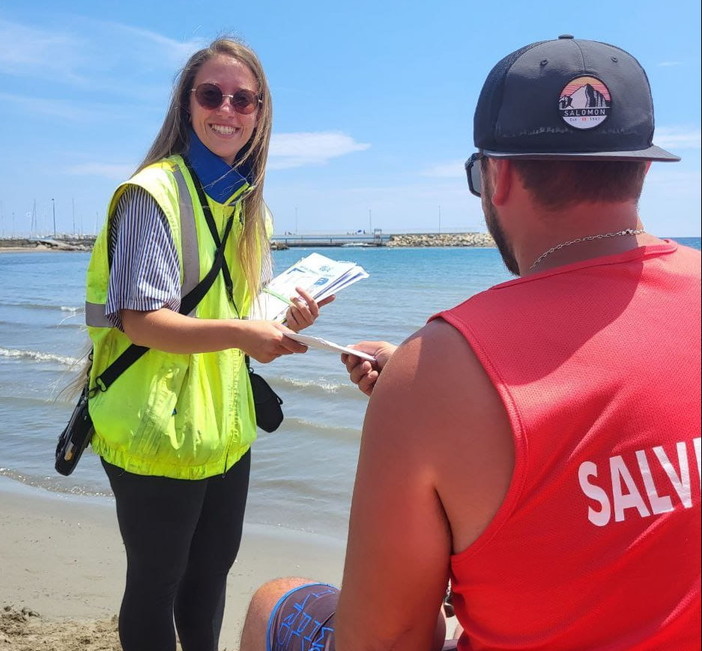 Eleonora portalettere a Diano Marina racconta una delle spiagge più belle d’Italia Eleonora portalettere a Diano Marina racconta una delle spiagge più belle d’Italia
