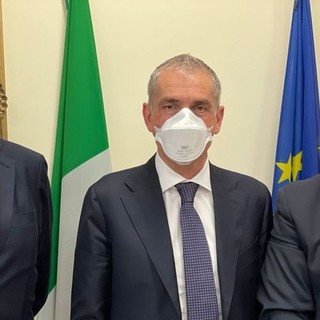 Il presidente Silb Liguria Fasciolo, a sinistra, col sottosegretario Costa e il presidente Silb nazionale Pasca