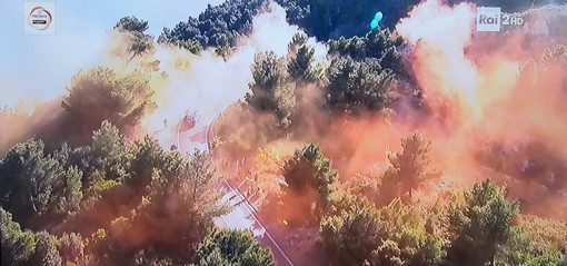 Incendio sul Capo Berta durante il passaggio della 110a edizione della Milano-Sanremo: identificati e denunciati gli autori Incendio sul Capo Berta durante il passaggio della 110a edizione della Milano-Sanremo: identificati e denunciati gli autori