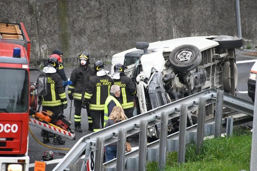 Sanremo: si capotta con il furgone ma si ferisce lievemente, incidente sulla A10 in direzione Genova (Foto e Video)