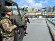 Militari in servizio di pattugliamento presso il porto di Genova