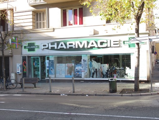 Una farmacia di Nizza Una farmacia di Nizza