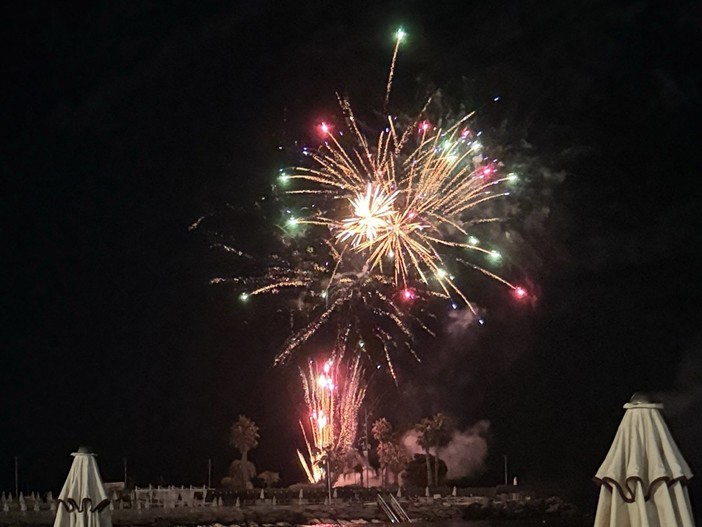 Fuochi d’artificio al Molo delle Tartarughe di Diano Marina