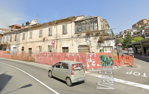 Il fabbricato oggetto dell'ordinanza (Foto Street View) Il fabbricato oggetto dell'ordinanza (Foto Street View)