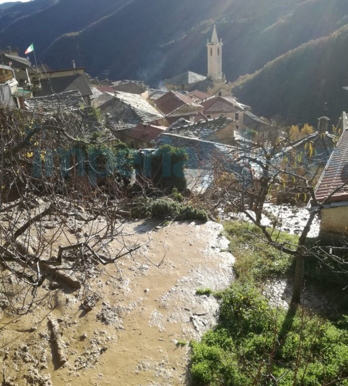 Rezzo: continua a muoversi la frana di Cenova, la pioggia delle ultime 24 ore ha provocato nuovi smottamenti Rezzo: continua a muoversi la frana di Cenova, la pioggia delle ultime 24 ore ha provocato nuovi smottamenti