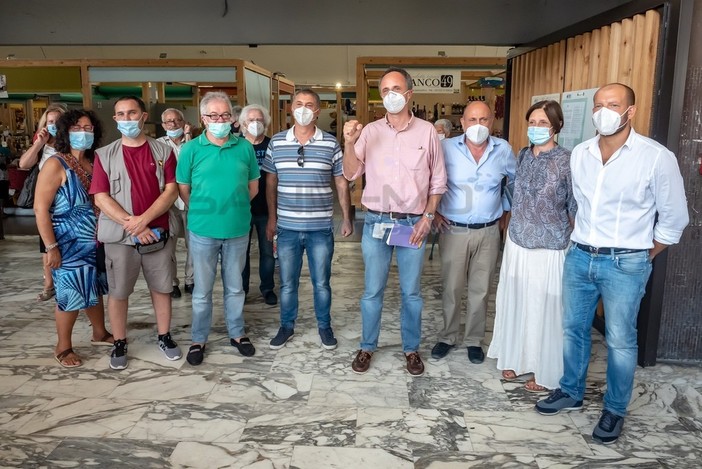 I momenti durante la visita di Ferruccio Sansa al mercato annonario di Sanremo. I momenti durante la visita di Ferruccio Sansa al mercato annonario di Sanremo.